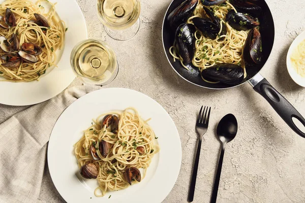 Top View Delicious Pasta Seafood Served White Wine Napkin Textured — Stock Photo, Image