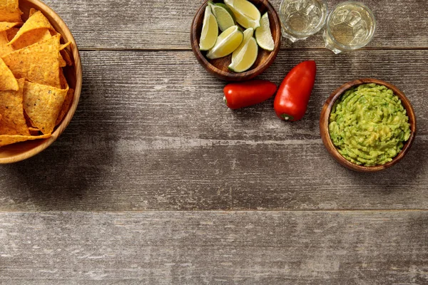 Felülnézet Mexikói Nachos Szolgált Guacamole Paprika Lime Tequila Viharzott Asztal — Stock Fotó
