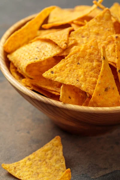 Vista Vicino Dei Nachos Messicani Una Ciotola Legno Sul Tavolo — Foto Stock