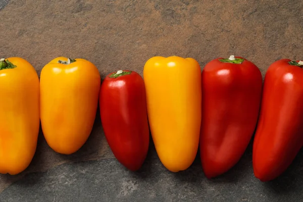 Vue Dessus Des Poivrons Colorés Épicés Mexicains Sur Table Pierre — Photo