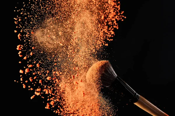 Cepillo Cosmético Con Colorida Explosión Polvo Naranja Sobre Fondo Negro — Foto de Stock