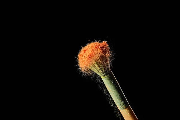 Cosmetische Borstel Met Kleurrijke Oranje Poeder Wolk Zwarte Achtergrond — Stockfoto