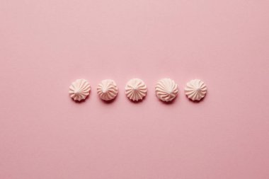 Düz pembe arka plan üzerinde yatay satır pembe bezeler ile yatıyordu