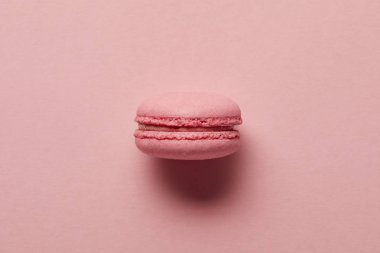 Pembe arka plan üzerinde merkezinde pembe fransız macaroon