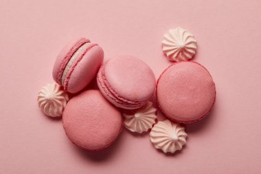Pembe arka plan üzerinde pembe bezeler ile pembe makaronlar