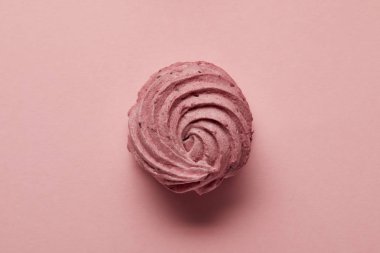 Pembe arka plan üzerinde merkezinde yumuşak pembe zephyr üst görünümü