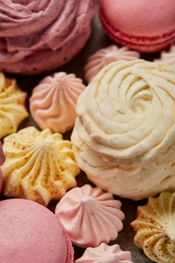 Küçük pembe ve sarı bezeler ve pembe makaronlar ile yumuşak zephyr