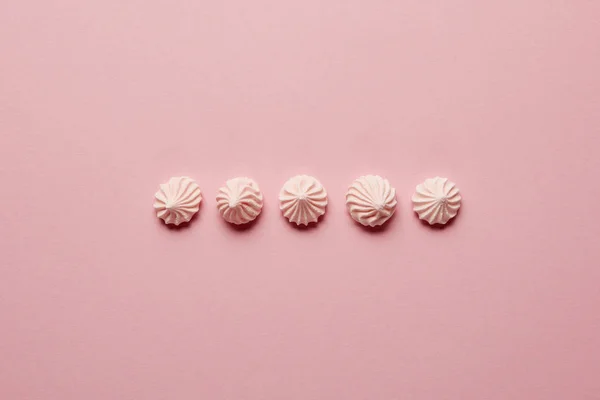 Плоская Лежала Розовыми Мерингами Хонтальном Ряду Розовом Фоне — стоковое фото