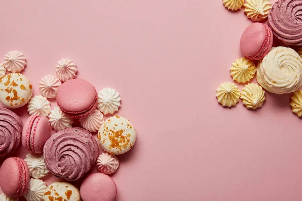 Deliciosos Macarrones Dulces Merengues Coloridos Sobre Fondo Rosa — Foto de Stock