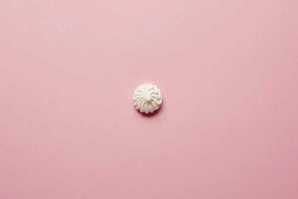 Vista Superior Pequeno Merengue Branco Centro Fundo Rosa — Fotografia de Stock