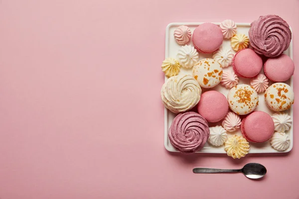 Flat Lay Assorted Meringues Macaroons Square Dish Spoon Pink Background — Stock Photo, Image