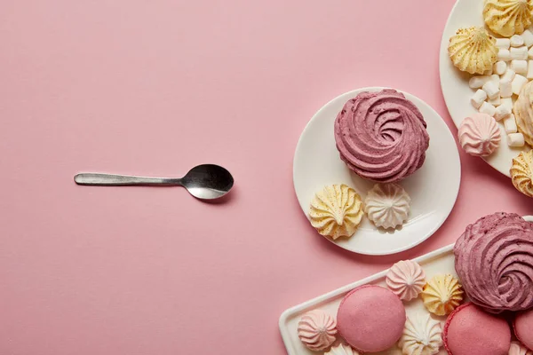 Plates Sweet Meringues Macaroons Spoon Pink Background — Stock Photo, Image