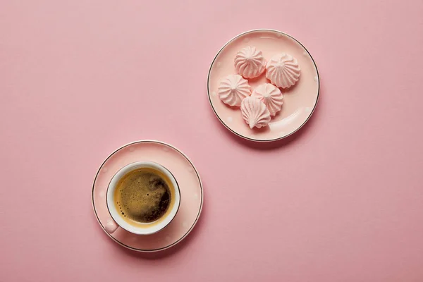 Vista Dall Alto Piccole Meringhe Rosa Piattino Punteggiato Tazza Caffè — Foto Stock