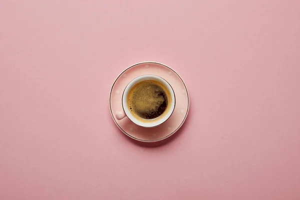 ピンクの背景に白い点が付いたピンクのソーサーでアロマコーヒーのカップ — ストック写真