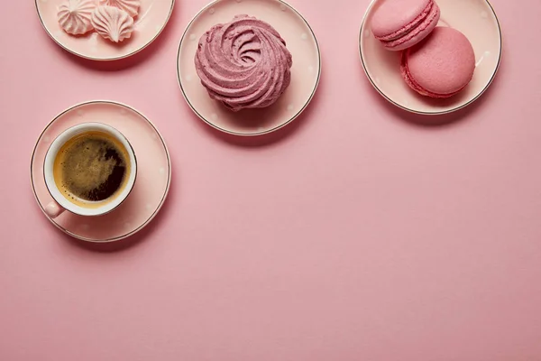 Felülnézet Rózsaszín Habcsók Macaroons Csésze Kávét Rózsaszín Csészealjak Fehér Pöttyökkel — Stock Fotó