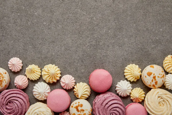 Top View Pink White Macaroons Pink Yellow White Meringues Gray — Stock Photo, Image