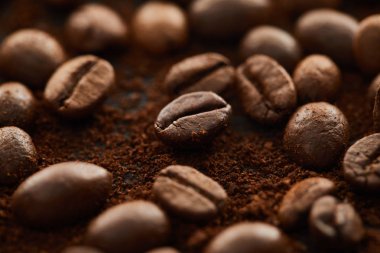 Aromatik kahverengi kahve çekirdekleri öğütülmüş kahve ile karışık