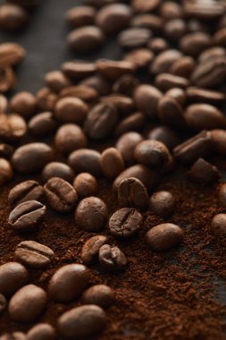 Kahve çekirdekleri ile karışık Aromatik taze öğütülmüş kahve