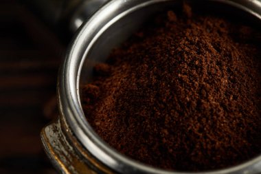 Portafilter'in taze öğütülmüş kahve ile dolu metalik kısmı