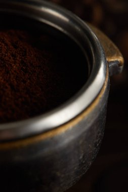Portafilter'in taze öğütülmüş kahve ile dolu metalik kısmı 