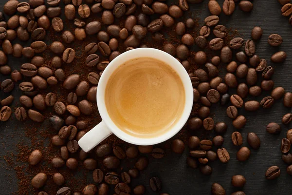 Top View White Cup Espresso Dark Surface Scattered Coffee Beans — Stock Photo, Image