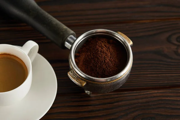 Portafilter Met Verse Gemalen Koffie Buurt Van Kopje Espresso Donker — Stockfoto