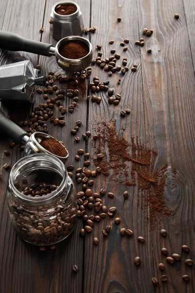 ガラス瓶 ポルタフィルター 間欠コーヒーメーカー コーヒー豆を含む暗い木製の表面 — ストック写真