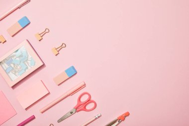 kopya alanı ile pembe izole pembe okul malzemeleri ile düz yatıyordu