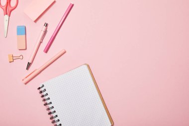 pembe izole boş dizüstü yakın dağınık okul malzemeleri üst görünümü