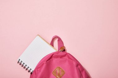 pembe yalıtılmış sırt çantası yakınında boş dizüstü üst görünümü