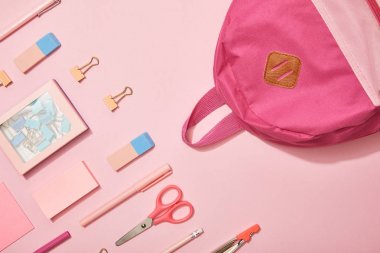 düz pembe okul malzemeleri ve sırt çantası pembe izole ile yatıyordu