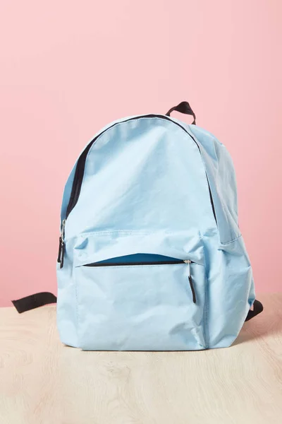 Порожній Шкільний Синій Рюкзак Ізольований Рожевому — стокове фото