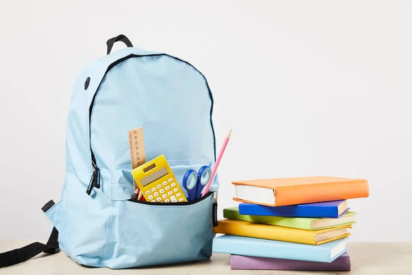 Blauer Rucksack Mit Schulmaterial Der Nähe Von Büchern Isoliert Auf — Stockfoto
