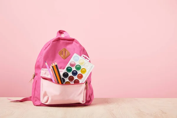 Pink Hátizsák Iskolai Kellékek Elszigetelt Rózsaszín Másolási Tér — Stock Fotó