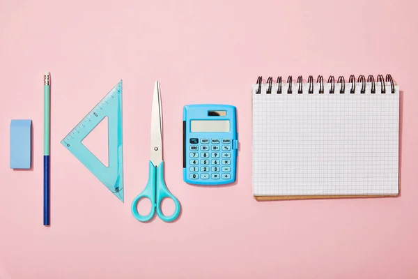 Piso Con Útiles Escuela Azul Cerca Cuaderno Blanco Aislado Rosa — Foto de Stock