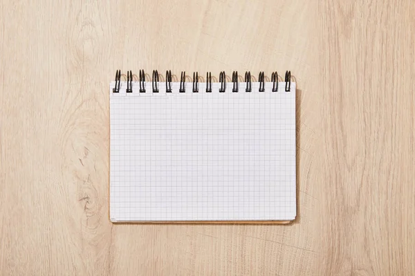 Vista Superior Del Cuaderno Vacío Blanco Escritorio Madera — Foto de Stock