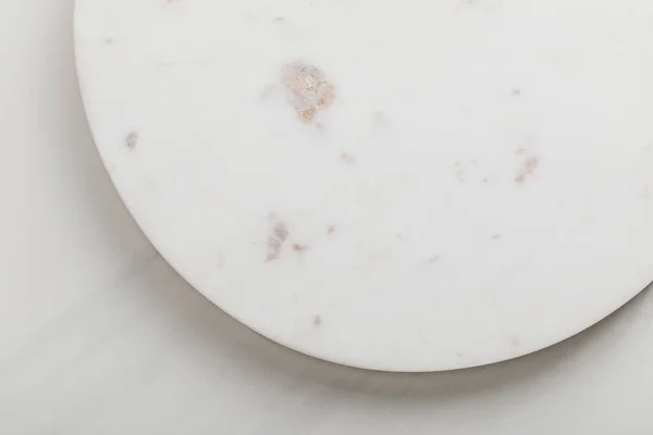 Leere Runde Marmoroberfläche Auf Weißem Hintergrund — Stockfoto