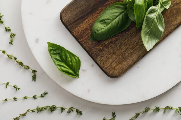 Top View Marble Surface Brown Wooden Cutting Board Basil Bundle — Stock Photo, Image