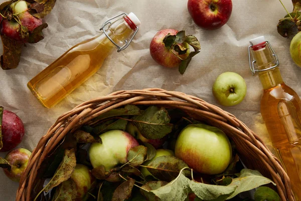 Draufsicht Auf Korb Mit Äpfeln Der Nähe Von Glasflaschen Mit — Stockfoto