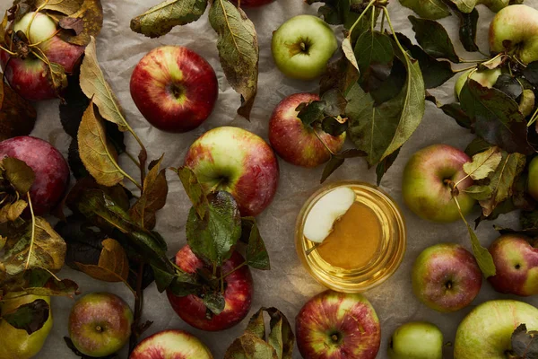 Draufsicht Auf Glas Mit Apfelwein Der Nähe Von Verstreuten Äpfeln — Stockfoto