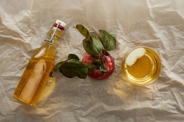 Bovenaanzicht Van Appel Fles Glas Verse Cider Perkamentpapier Met Kopieer — Stockfoto