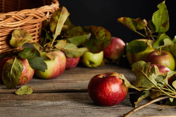 Holzoberfläche Mit Äpfeln Und Blättern Der Nähe Von Weidenkorb Isoliert — Stockfoto