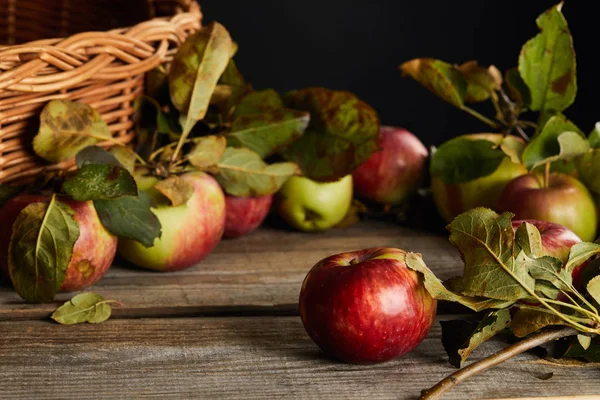 Surface Bois Avec Des Pommes Des Feuilles Près Panier Osier — Photo