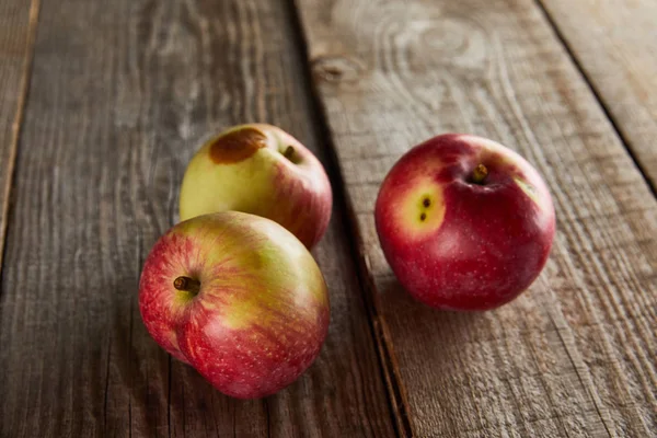 Äpfel Mit Faulen Flecken Auf Holzoberfläche — Stockfoto