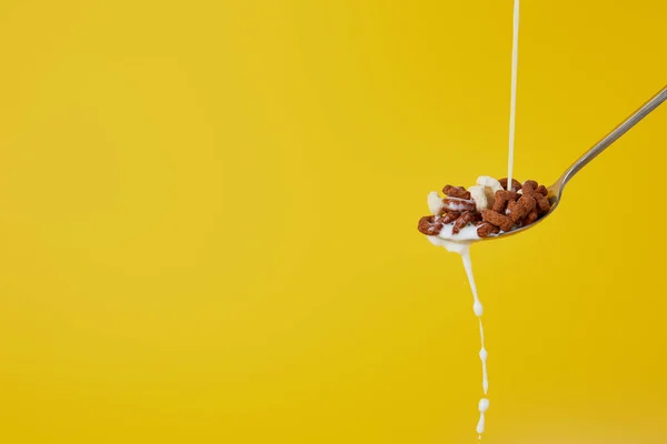 Colher Com Cereal Sortido Corrente Leite Isolada Amarelo — Fotografia de Stock