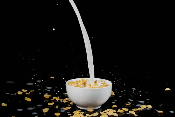 Witte Kom Met Cornflakes Met Melkstroom Geïsoleerd Zwart — Stockfoto