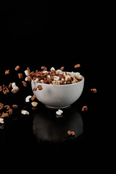 Tazón Blanco Con Cereales Piezas Sueltas Aisladas Negro —  Fotos de Stock