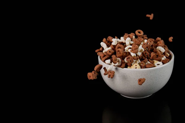 Tazón Blanco Con Cereales Piezas Dispersas Aisladas Negro —  Fotos de Stock