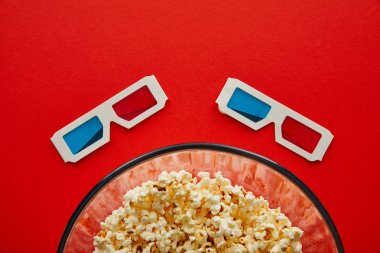 kırmızı izole 3d gözlük yakın cam kase lezzetli patlamış mısır üst görünümü