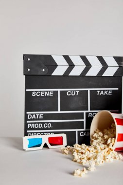 clapper kurulu ve gri izole 3d gözlük ile lezzetli patlamış mısır